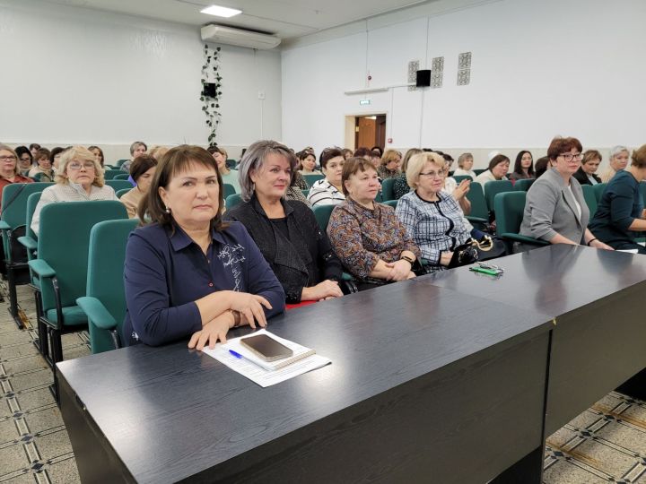 ТР Үзәк сайлау комиссиясе әгъзалары Чистайдагы сайлау участогын карадылар һәм студентлар белән аралаштылар