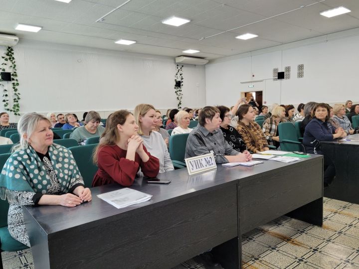 ТР Үзәк сайлау комиссиясе әгъзалары Чистайдагы сайлау участогын карадылар һәм студентлар белән аралаштылар