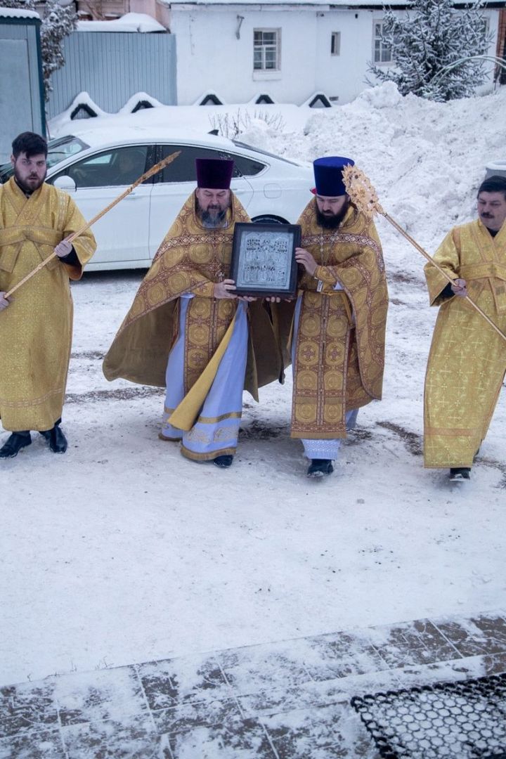 В Чистопольский собор передали старинный образ Покрова Пресвятой Богородицы