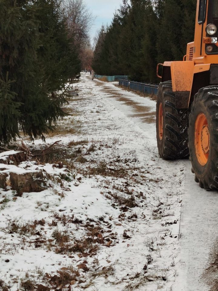 В Чистополе проводят работы по устранению наледи на дорогах и тротуарах