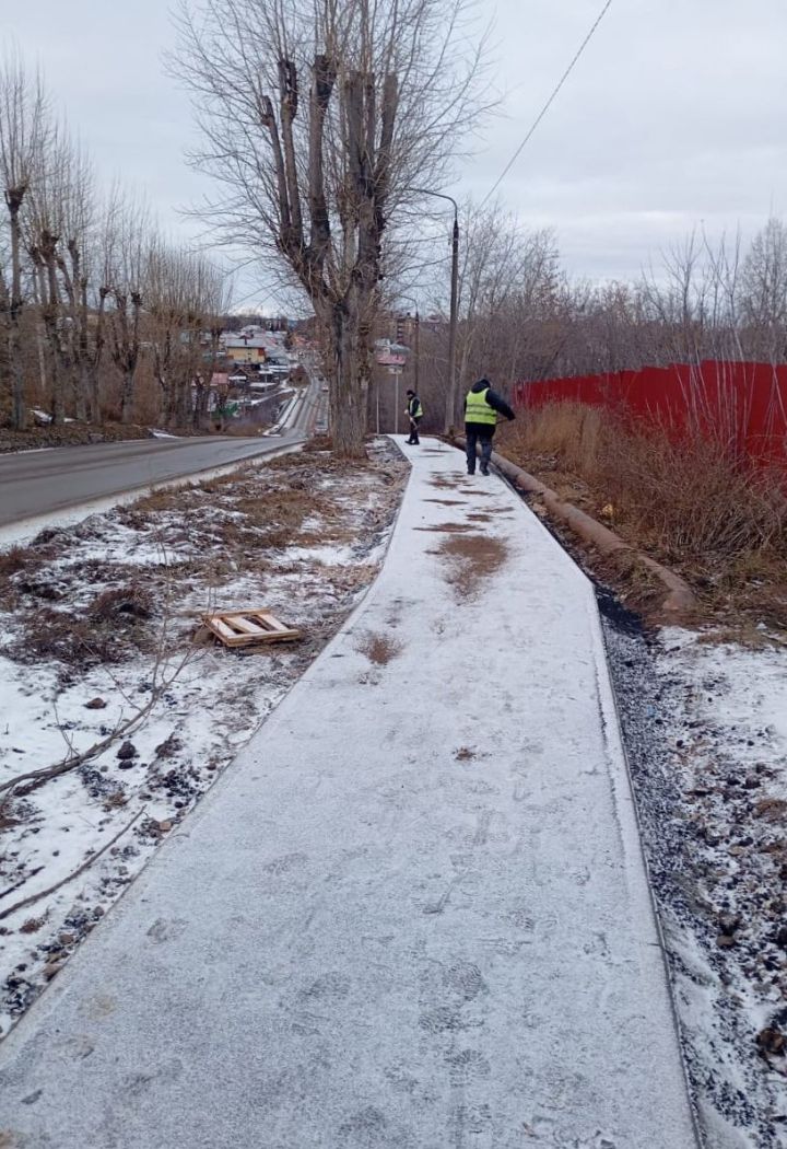 В Чистополе проводят работы по устранению наледи на дорогах и тротуарах