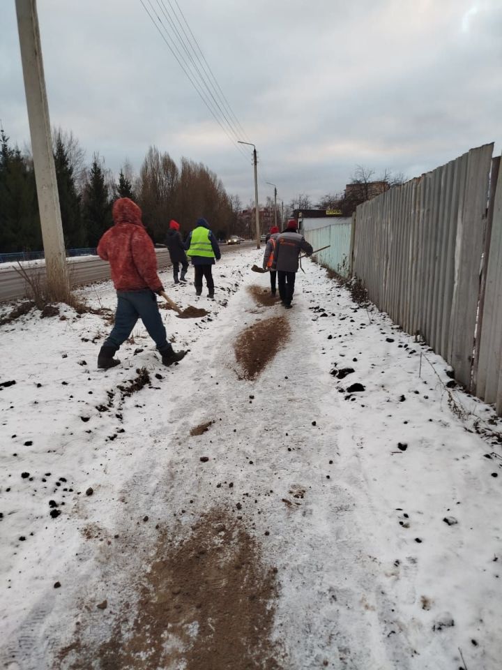 В Чистополе проводят работы по устранению наледи на дорогах и тротуарах