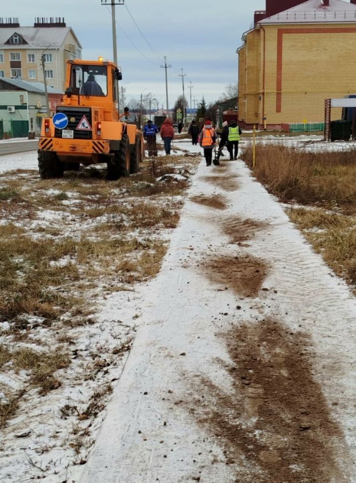 В Чистополе проводят работы по устранению наледи на дорогах и тротуарах