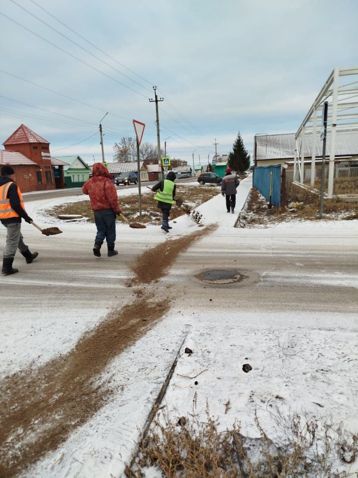 В Чистополе проводят работы по устранению наледи на дорогах и тротуарах