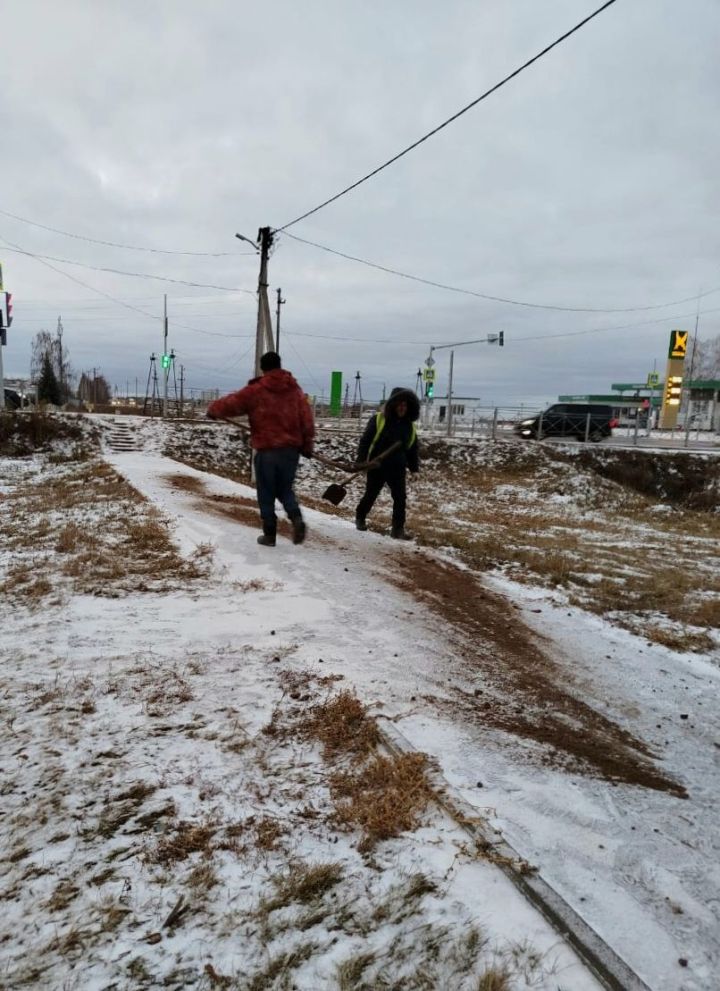 В Чистополе проводят работы по устранению наледи на дорогах и тротуарах