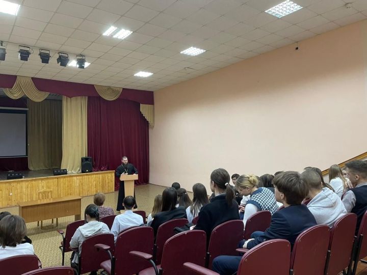 С чистопольскими гимназистами провели гражданско-патриотическую беседу