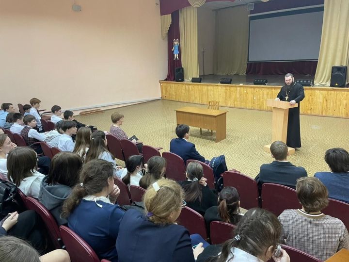С чистопольскими гимназистами провели гражданско-патриотическую беседу