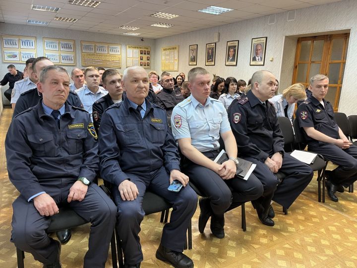 Сотрудники чистопольской полиции наградили работников охранного предприятия за помощь в раскрытии преступления