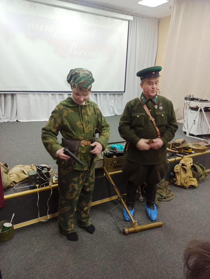 Чистопольским школьникам показали экспонаты музея боевой славы и рассказали о подвигах земляков на фронте