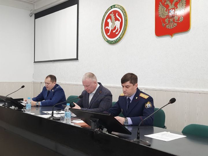 В Чистополе два руководителя учреждений попались на получении взятки и мошенничестве