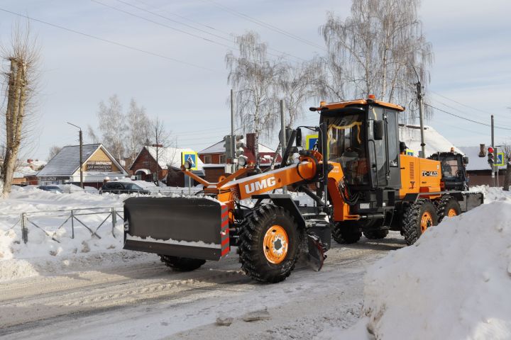 Чистопольский автогрейдерист рассказал, с какими трудностями сталкиваются коммунальные службы во время очистки улиц от снега