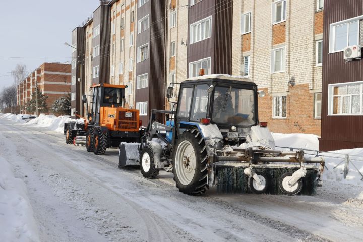 Чистопольский автогрейдерист рассказал, с какими трудностями сталкиваются коммунальные службы во время очистки улиц от снега