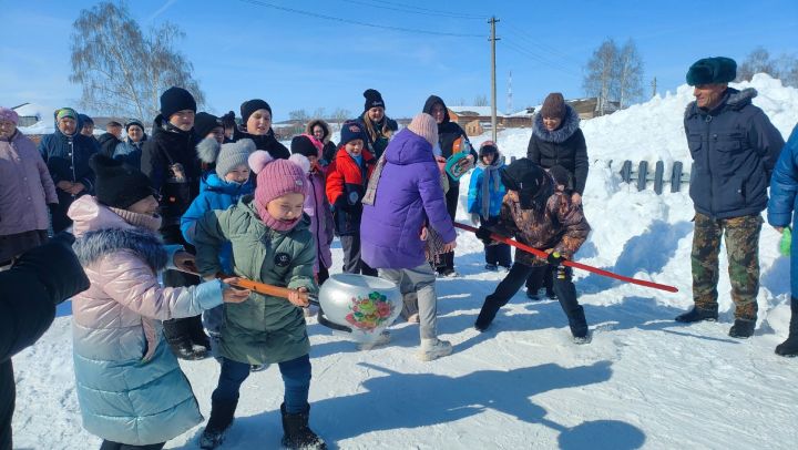 Блины, катание на лошадях, народные забавы: сельчане Чистопольского района проводили зиму
