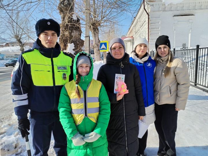 Чистопольских автоледи поздравили с наступающим праздником