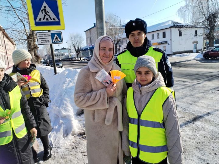 Чистопольских автоледи поздравили с наступающим праздником