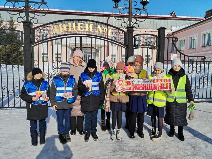 Чистопольских автоледи поздравили с наступающим праздником