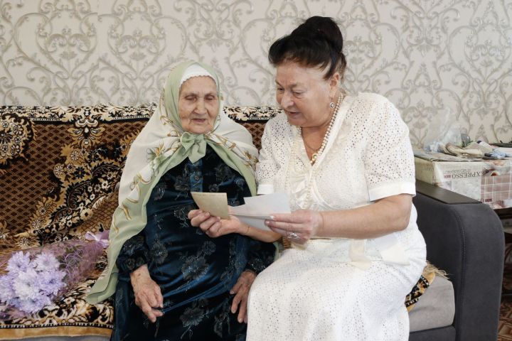 Жительница Чистополя принимала поздравления с 90-летием