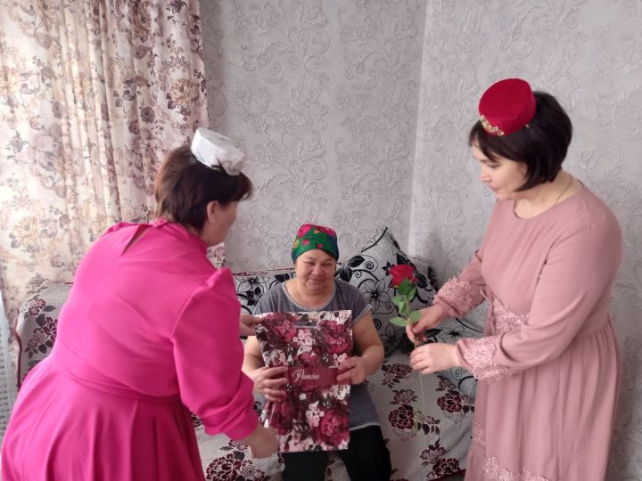 В Чистопольском районе матерей и жен участников СВО поздравили с предстоящим женским днем