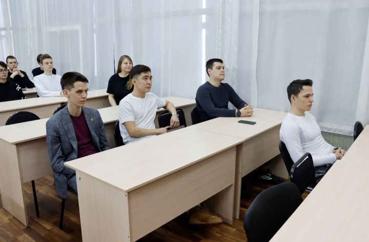 Олег Морозов Чистай студентларына исемле стипендияләр тапшырды