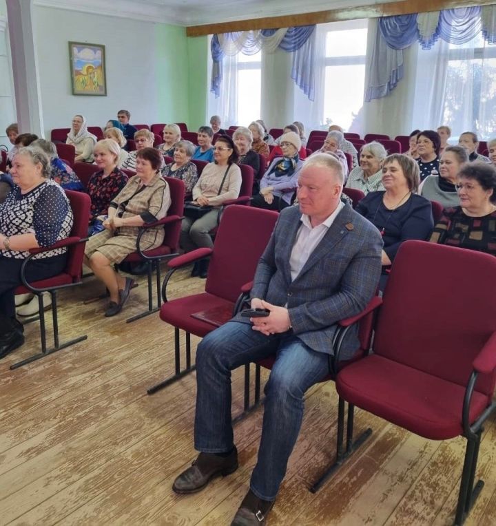 Глава Чистопольского района поздравил участниц волонтерского движения «Чистополь-фронту»