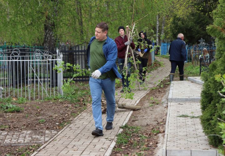 На Чистопольском кладбище прошел субботник