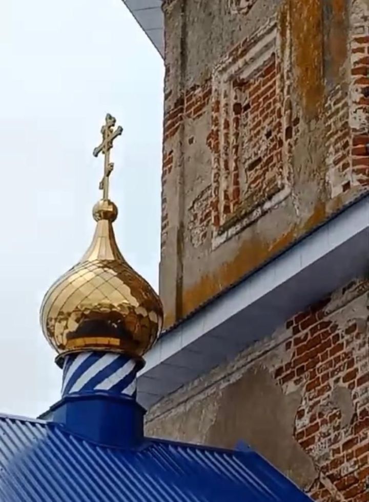Старинный храм Воскресения Христова села Змеево засиял новыми куполами