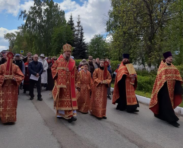 Чистопольцы прошли крестным ходом по одной из главных улиц города (фоторепортаж)