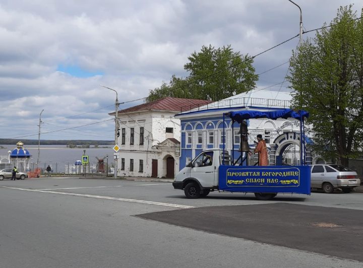 Чистопольцы прошли крестным ходом по одной из главных улиц города (фоторепортаж)