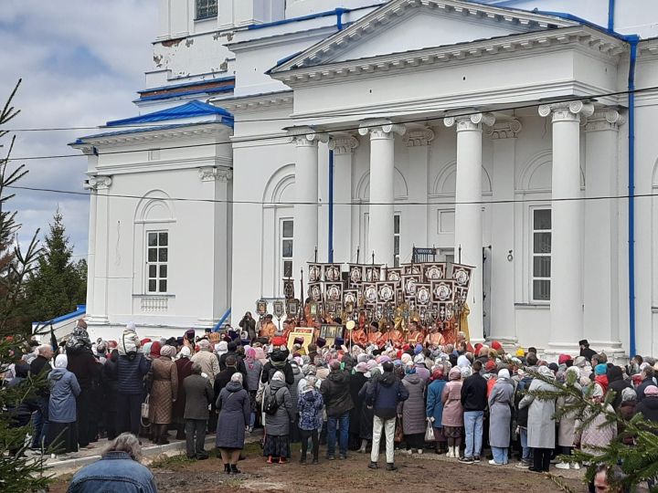 Чистопольцы прошли крестным ходом по одной из главных улиц города (фоторепортаж)