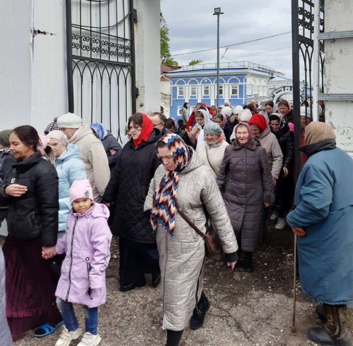 Чистопольцы прошли крестным ходом по одной из главных улиц города (фоторепортаж)