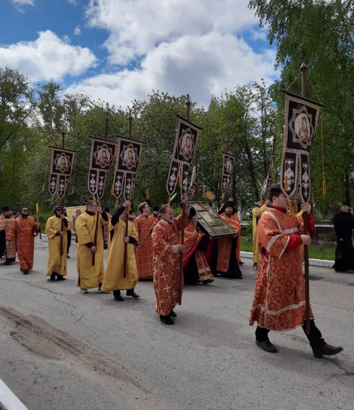 Чистопольцы прошли крестным ходом по одной из главных улиц города (фоторепортаж)