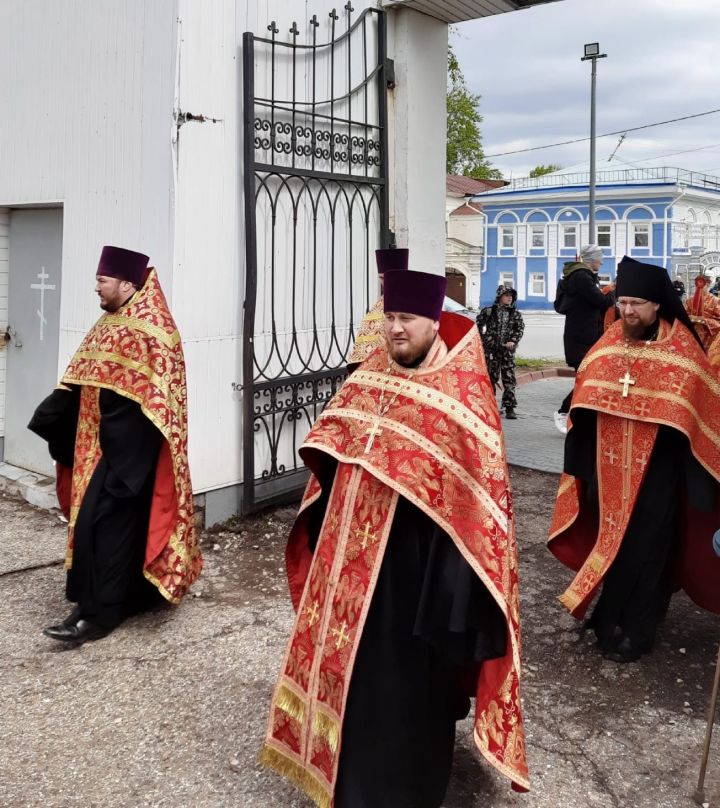 Чистопольцы прошли крестным ходом по одной из главных улиц города (фоторепортаж)