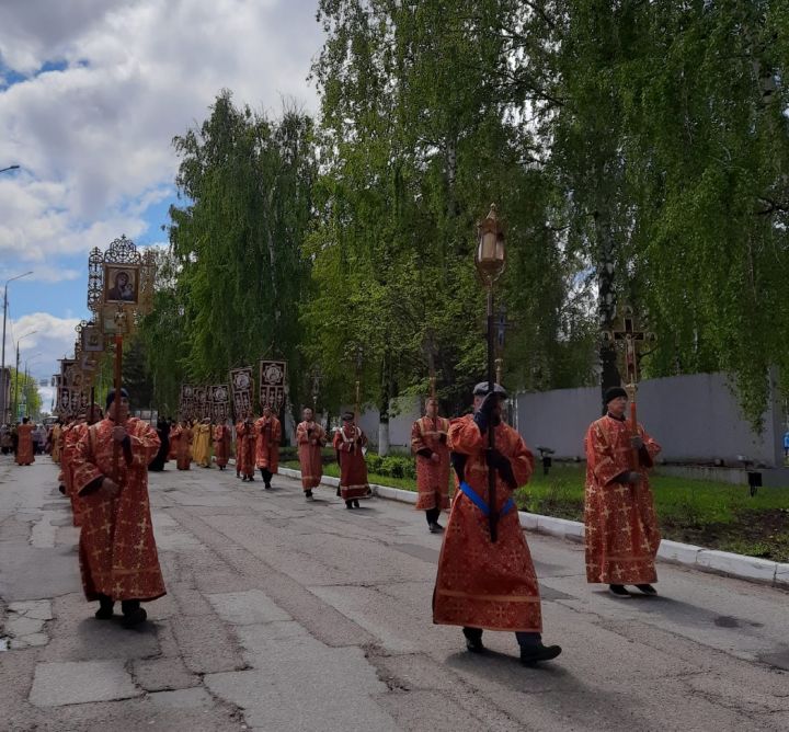 Чистопольцы прошли крестным ходом по одной из главных улиц города (фоторепортаж)