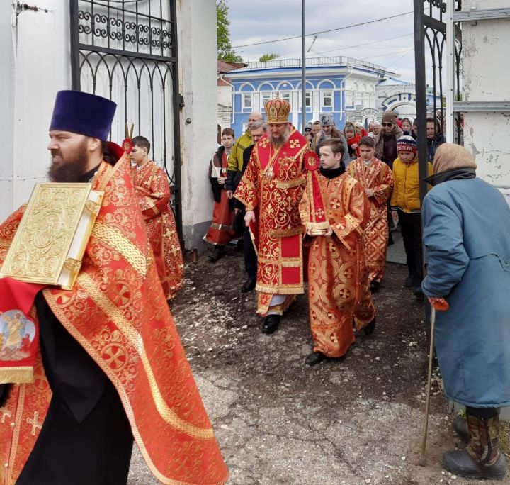 Чистопольцы прошли крестным ходом по одной из главных улиц города (фоторепортаж)