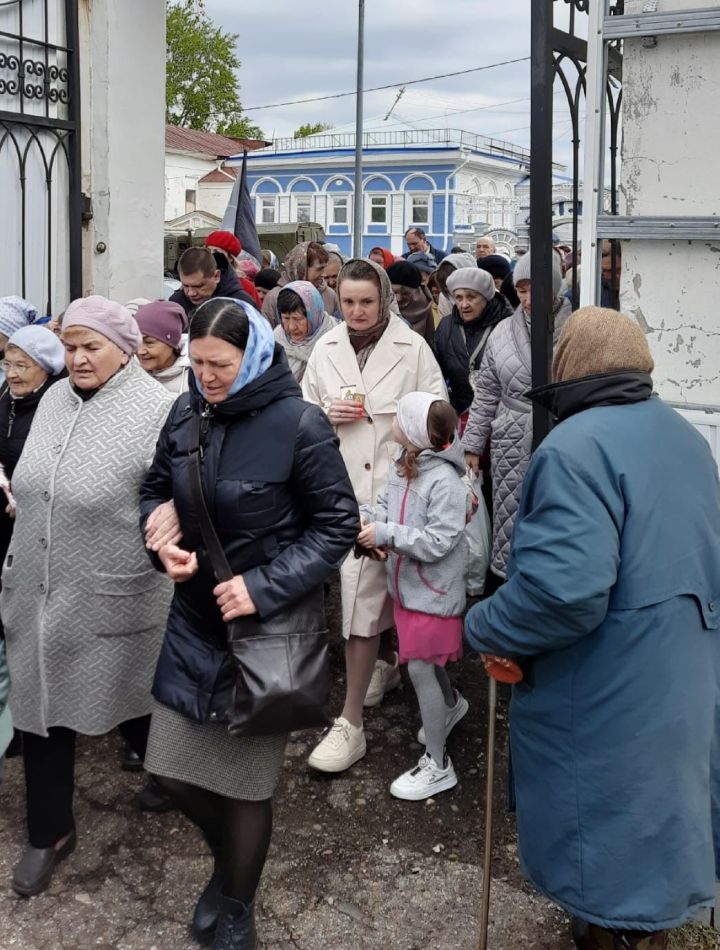 Чистопольцы прошли крестным ходом по одной из главных улиц города (фоторепортаж)