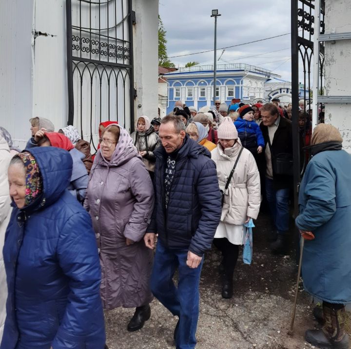 Чистопольцы прошли крестным ходом по одной из главных улиц города (фоторепортаж)