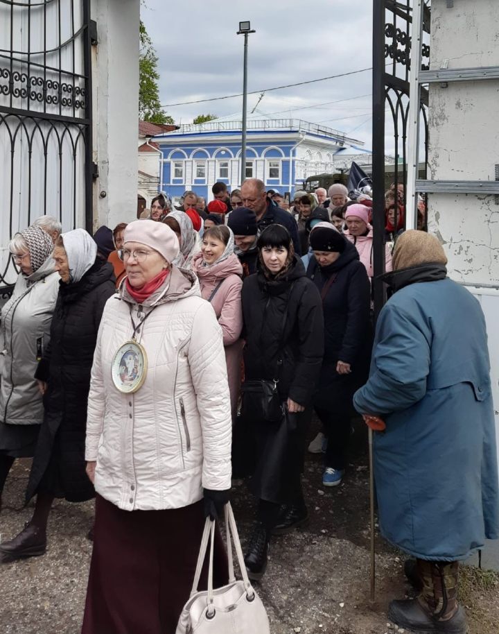 Чистопольцы прошли крестным ходом по одной из главных улиц города (фоторепортаж)