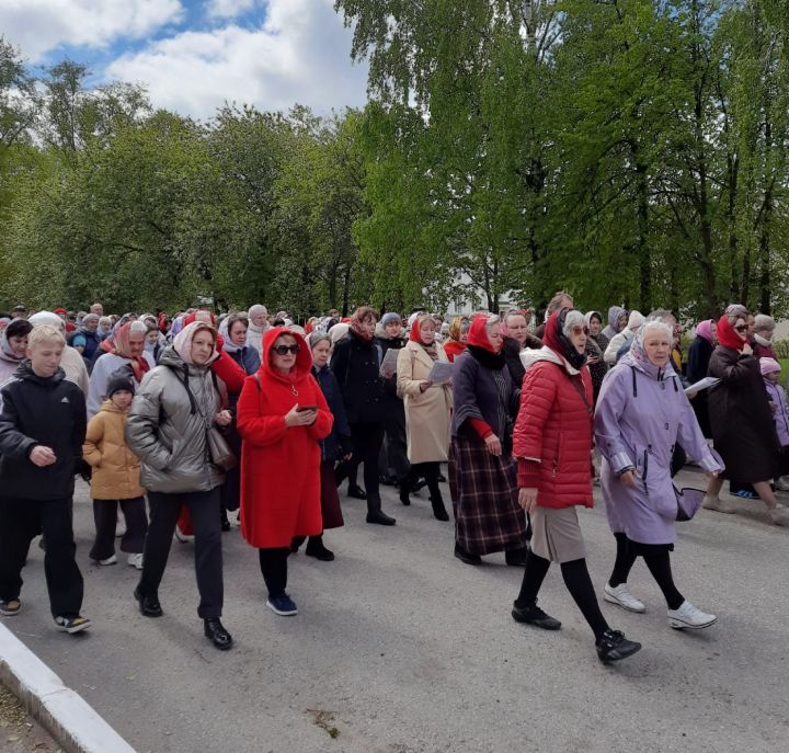 Чистопольцы прошли крестным ходом по одной из главных улиц города (фоторепортаж)