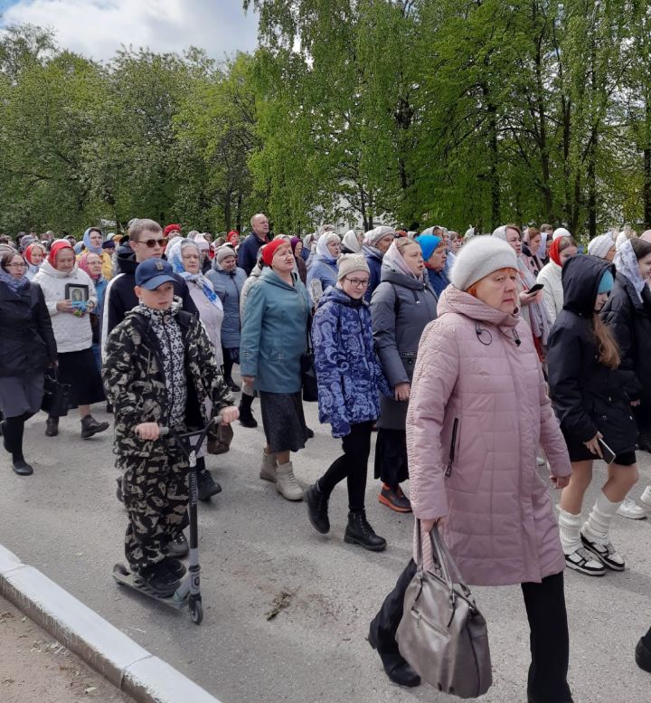 Чистопольцы прошли крестным ходом по одной из главных улиц города (фоторепортаж)