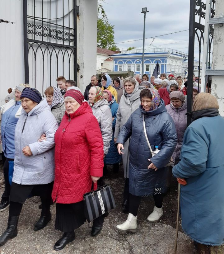 Чистопольцы прошли крестным ходом по одной из главных улиц города (фоторепортаж)