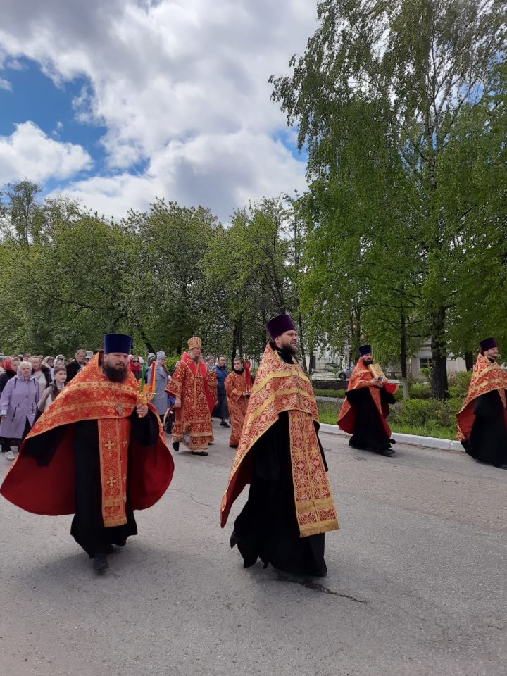 Чистопольцы прошли крестным ходом по одной из главных улиц города (фоторепортаж)