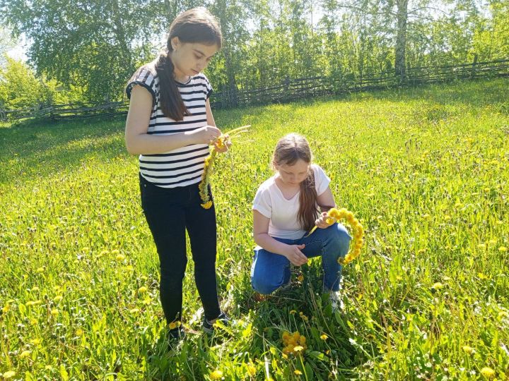 Для детей чистопольского села провели час познавательного чтения на природе