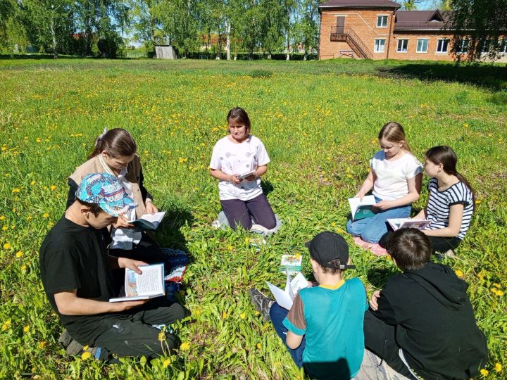 Для детей чистопольского села провели час познавательного чтения на природе