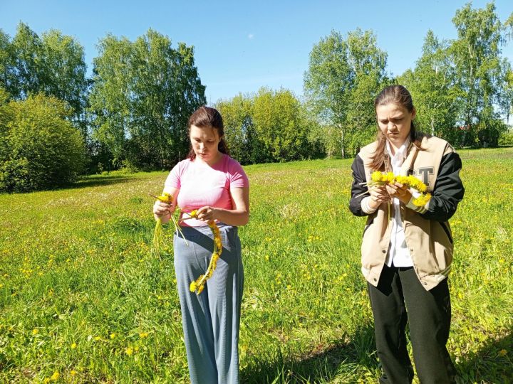 Для детей чистопольского села провели час познавательного чтения на природе