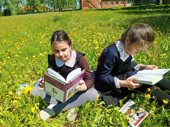 Для детей чистопольского села провели час познавательного чтения на природе