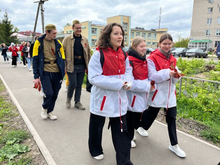 Волонтеры под военную музыку вручали чистопольцам символ воинской славы