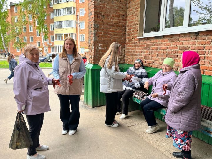 Волонтеры под военную музыку вручали чистопольцам символ воинской славы