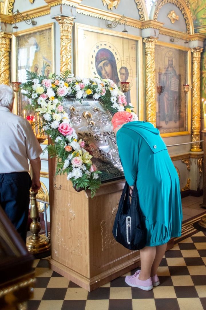 В Казанский храм Чистополя принесена обновленная икона Божией Матери «Живоносный Источник»