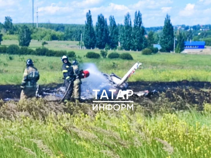 Три человека погибли: около Камского Устья рухнул самолет