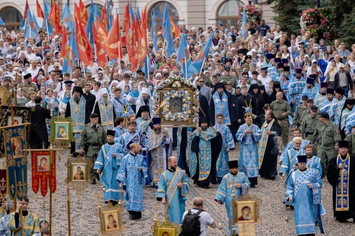 Священнослужители и прихожане храмов Чистопольской епархии приняли участие в крестном ходе